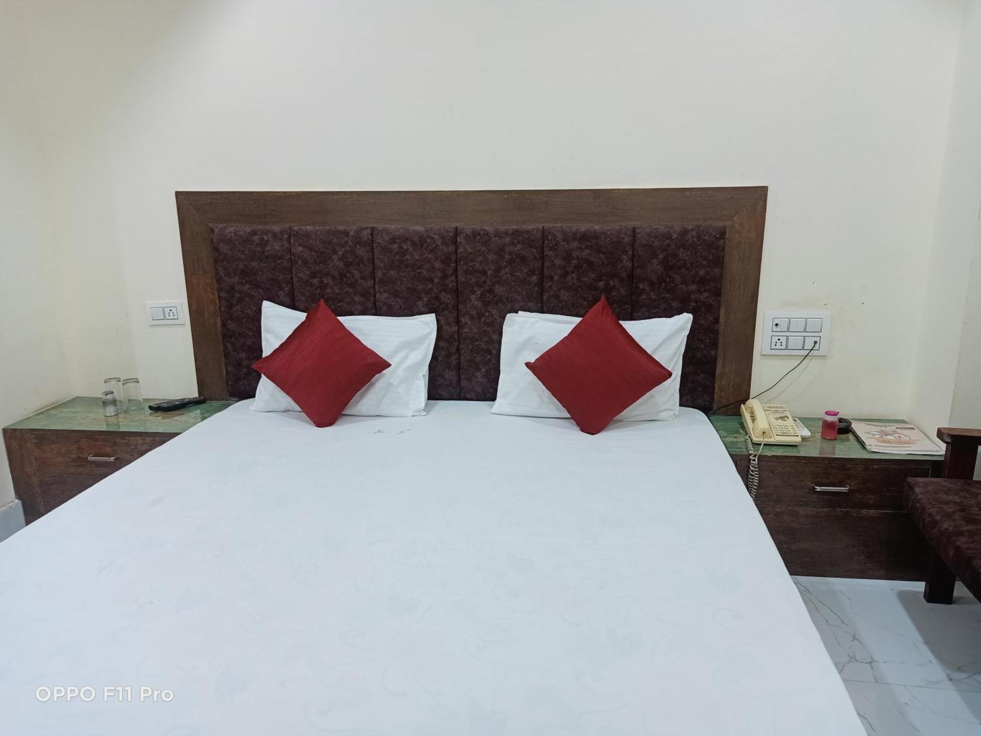 Hotel Ambassador Inn Gválijar Kültér fotó