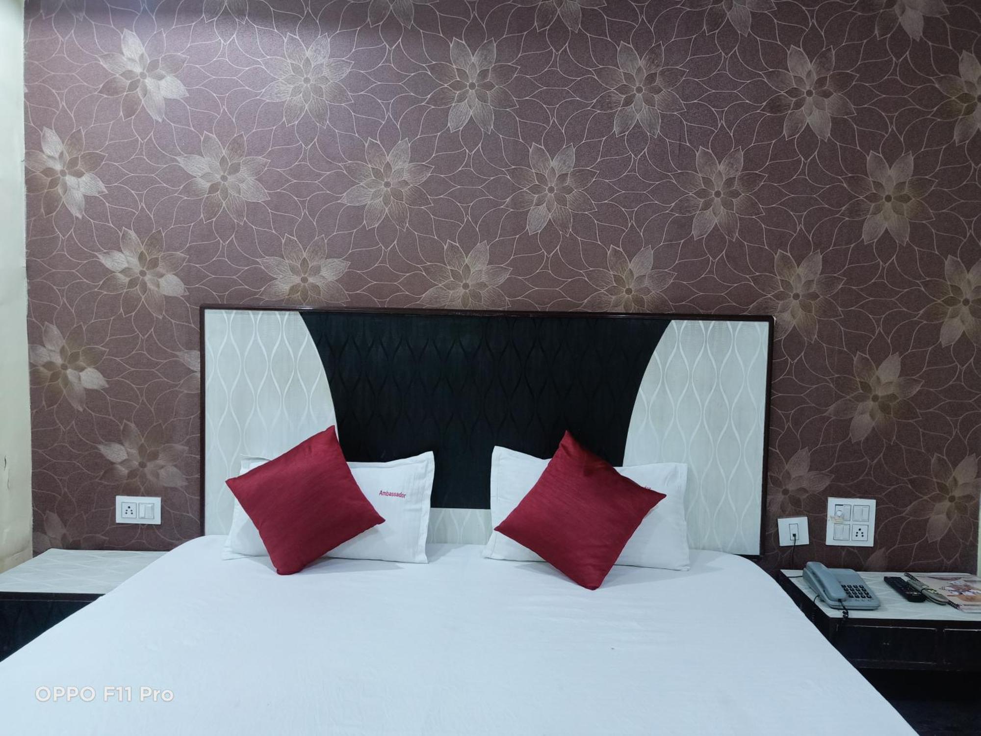Hotel Ambassador Inn Gválijar Kültér fotó