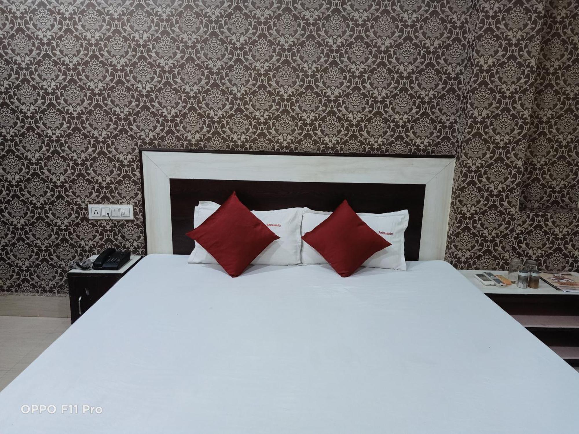 Hotel Ambassador Inn Gválijar Kültér fotó