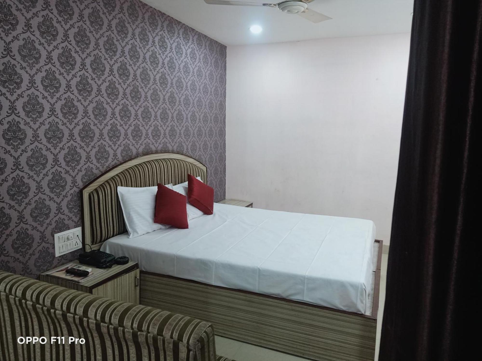 Hotel Ambassador Inn Gválijar Kültér fotó