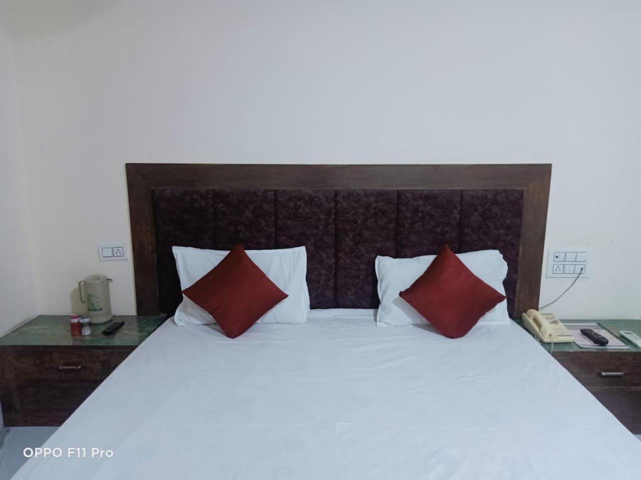 Hotel Ambassador Inn Gválijar Kültér fotó